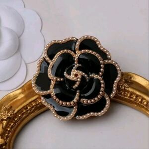 Elegant Camellia Black and Gold Fashion Brooch